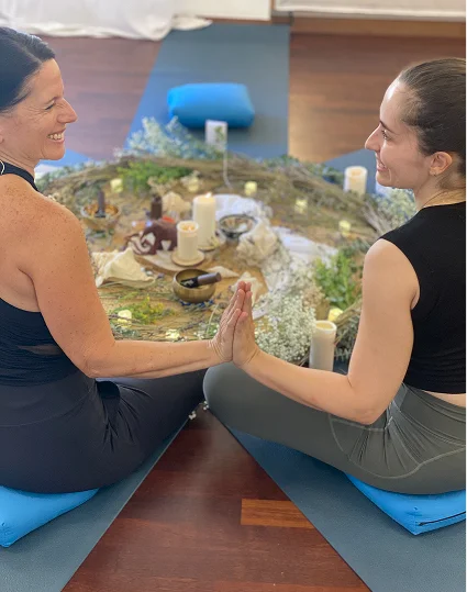 Lucía haciendo yoga