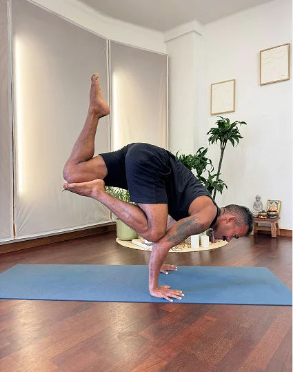Anthonny haciendo yoga